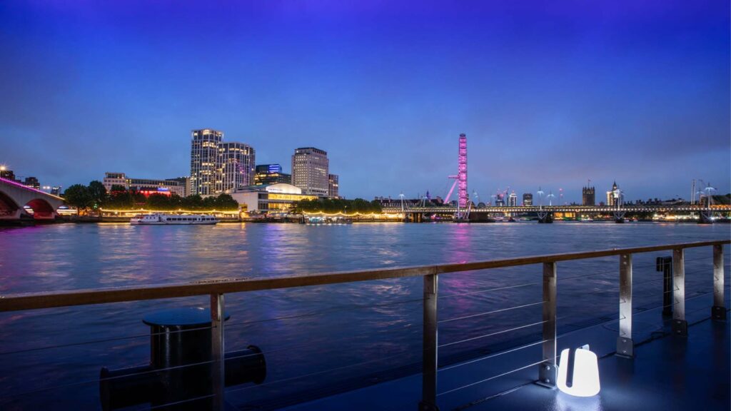 Winter parties on the Thames in London